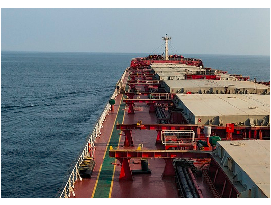 '小型散貨船被港口'堵火',