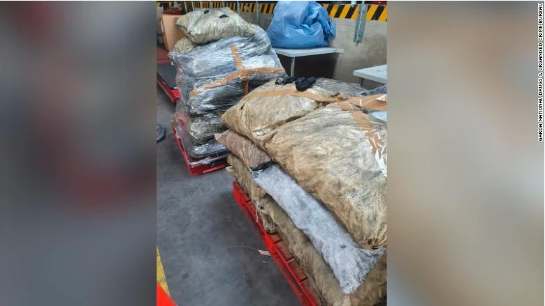 為蒙混過關(guān)，4000萬美元的毒品喬裝成黑木炭混進(jìn)集裝箱！