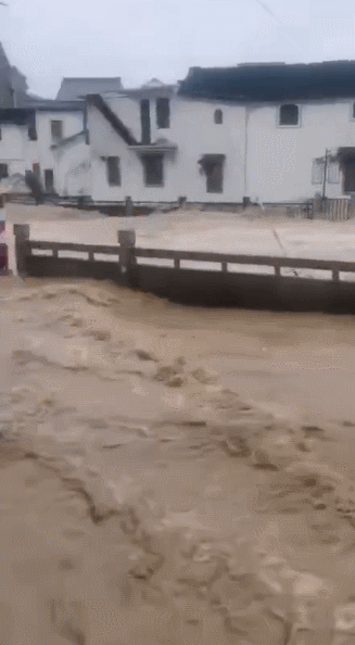 警報！臺風(fēng)“煙花”來了：山洪沖入村莊、民居被淹，浙江省已進入Ⅰ級響應(yīng)