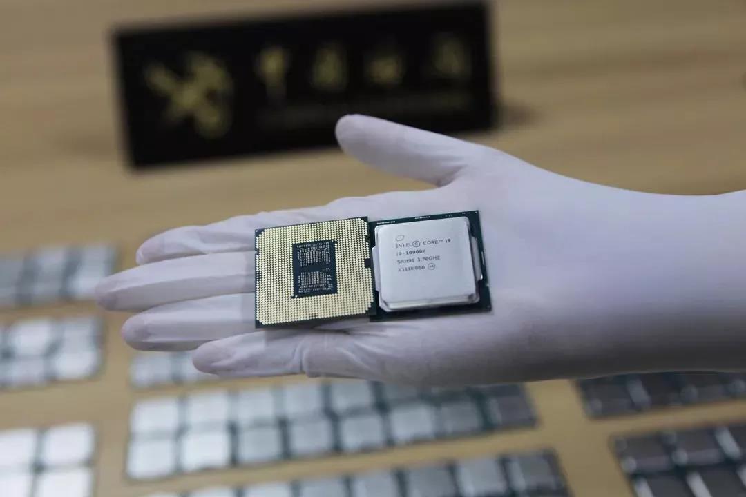 大片！繼香港劫匪之后，又有人身綁256枚CPU闖海關！