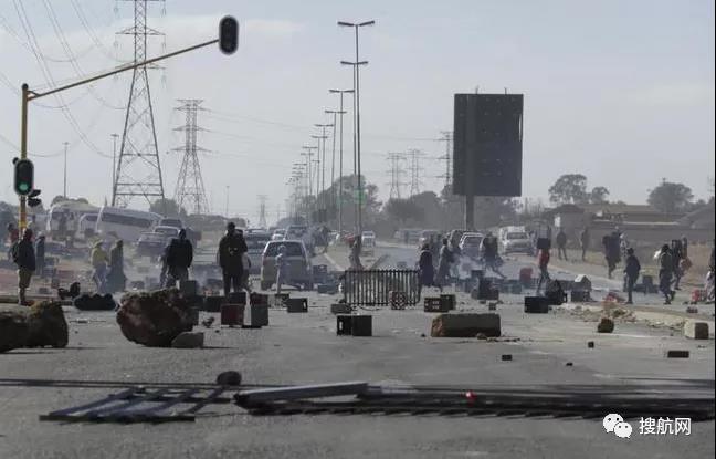 警惕！該國(guó)爆發(fā)27年來最致命暴力事件，碼頭關(guān)閉、倉(cāng)庫(kù)受損，貨運(yùn)遭受中斷！