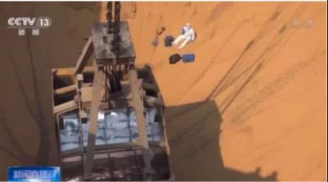 大海撈針！從6.7萬噸貨艙大豆里，青島海關(guān)挖出215公斤毒品！