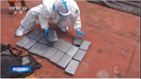 大海撈針！從6.7萬噸貨艙大豆里，青島海關(guān)挖出215公斤毒品！