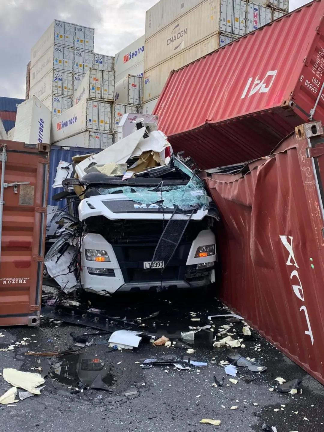 龍卷風(fēng)襲擊奧克蘭港！數(shù)十個(gè)集裝箱砸落損毀！場(chǎng)面狼藉！