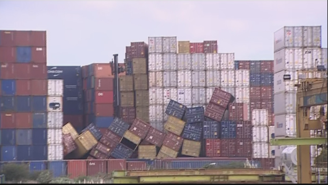 龍卷風(fēng)襲擊奧克蘭港！數(shù)十個(gè)集裝箱砸落損毀！場(chǎng)面狼藉！