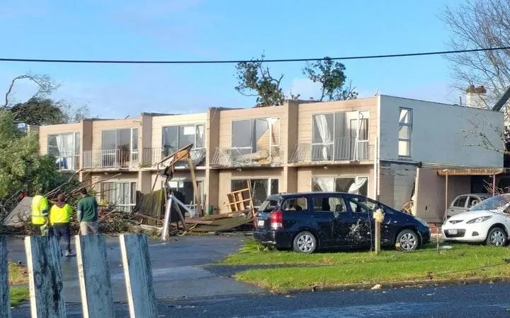 龍卷風(fēng)襲擊奧克蘭港！數(shù)十個(gè)集裝箱砸落損毀！場(chǎng)面狼藉！