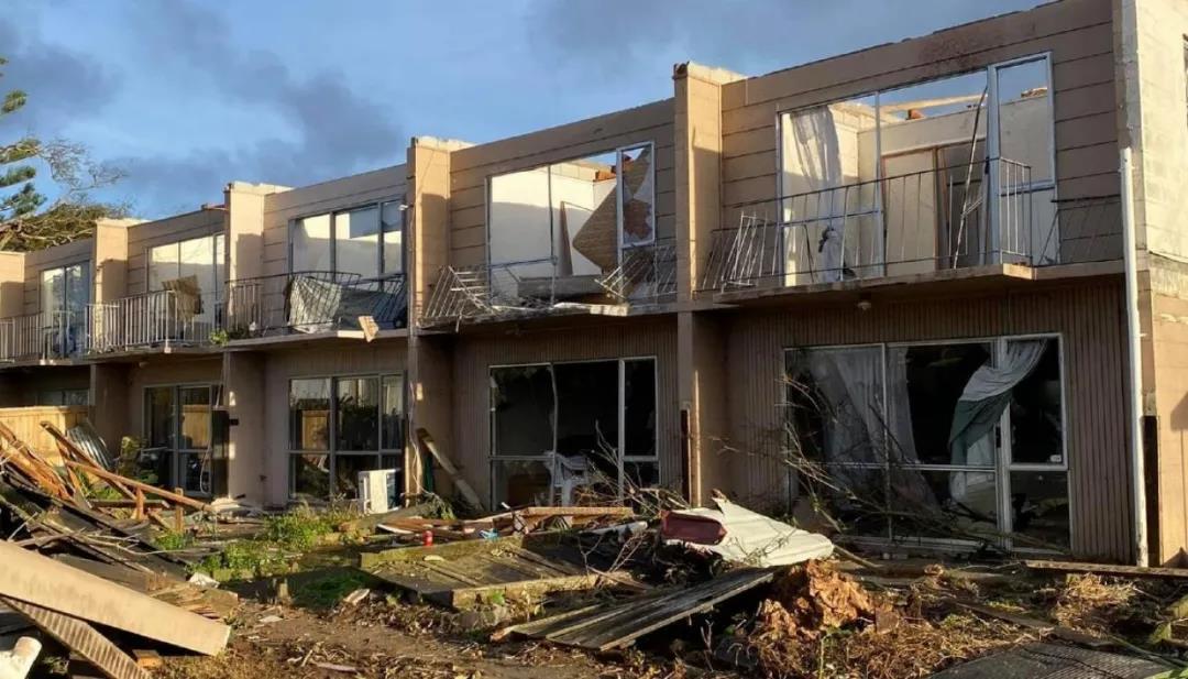 龍卷風(fēng)襲擊奧克蘭港！數(shù)十個(gè)集裝箱砸落損毀！場(chǎng)面狼藉！