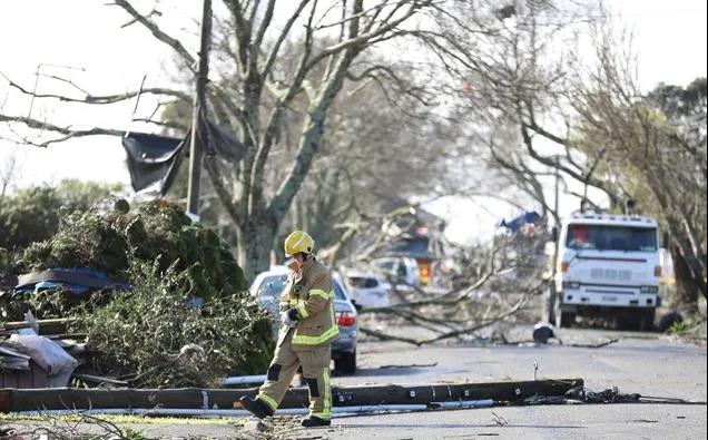龍卷風(fēng)襲擊奧克蘭港！數(shù)十個(gè)集裝箱砸落損毀！場(chǎng)面狼藉！