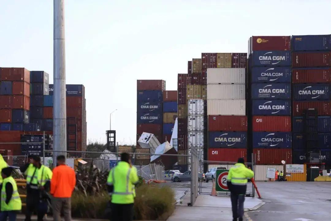 龍卷風(fēng)襲擊奧克蘭港！數(shù)十個(gè)集裝箱砸落損毀！場(chǎng)面狼藉！