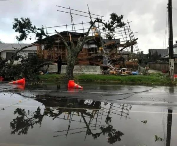 龍卷風(fēng)襲擊奧克蘭港！數(shù)十個(gè)集裝箱砸落損毀！場(chǎng)面狼藉！