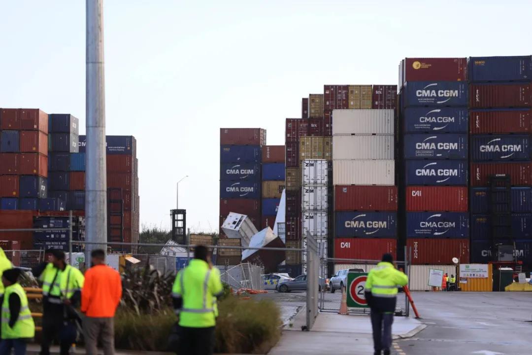 奧克蘭港遭遇龍卷風，造成嚴重破壞！堆垛倒塌，30噸重貨柜被吹起