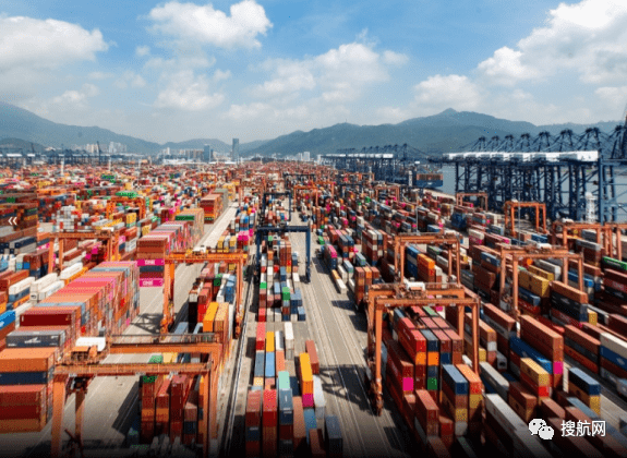 搶完箱子搶艙位，運(yùn)價(jià)瘋漲附加費(fèi)不斷加碼，海運(yùn)行業(yè)還能火多久