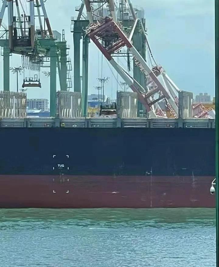 突發(fā)！一艘集裝箱船撞上高雄碼頭，起重機倒塌，掛靠國內(nèi)多個港口共艙船司眾多！