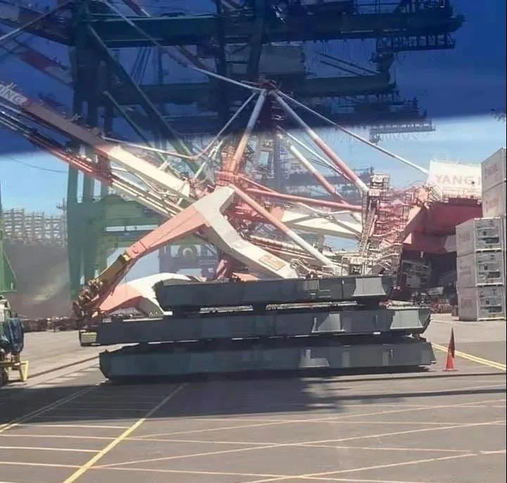 突發(fā)！一艘集裝箱船撞上高雄碼頭，起重機倒塌，掛靠國內(nèi)多個港口共艙船司眾多！