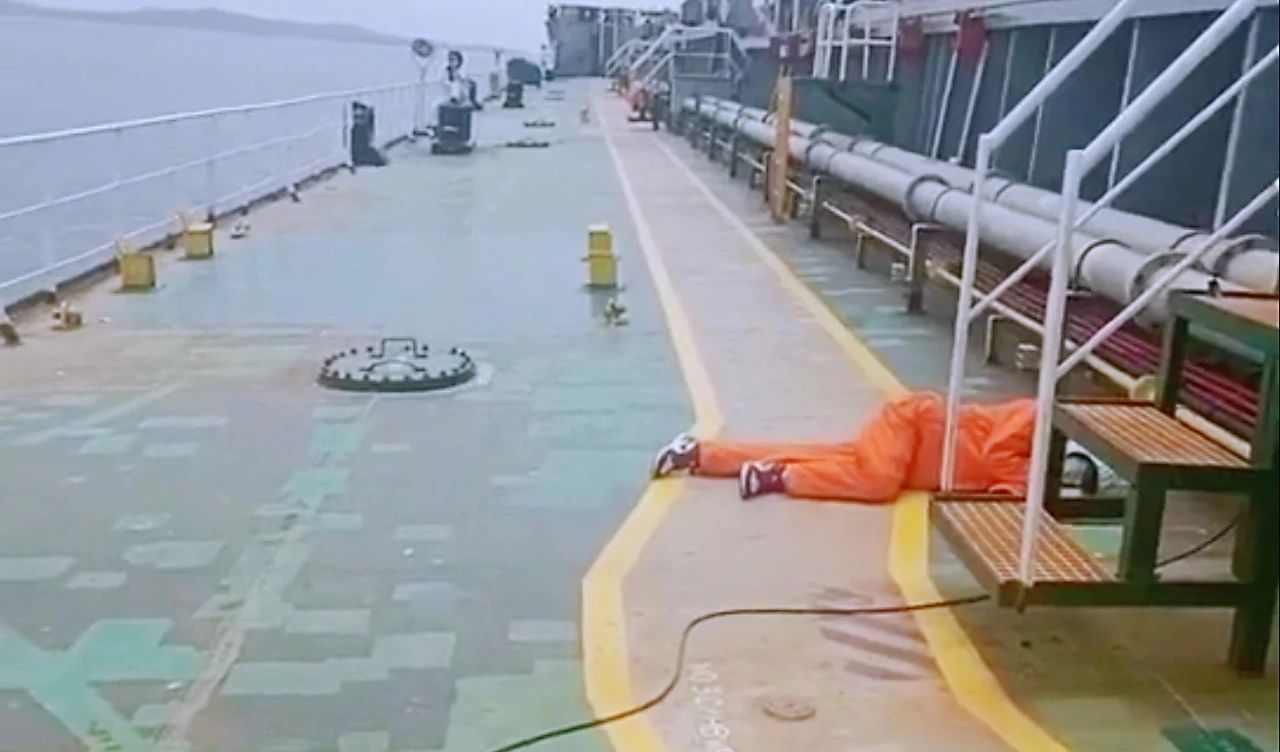 17名中國船員被“騙”上疫情船？船管公司：近期將分批下船！染疫船究竟能不能上？