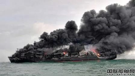 火終于滅了！這艘“新船”已經(jīng)被燒得面目全非