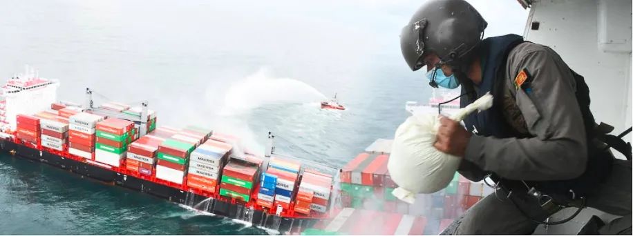 慘！集裝箱船連燒5天后爆炸！箱子被大火災(zāi)吞噬還有8個(gè)落海，已宣布共同海損！