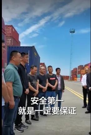 李克強(qiáng)總理考察寧波舟山港，現(xiàn)場(chǎng)拍板今年為貨車(chē)司機(jī)解決這些問(wèn)題 