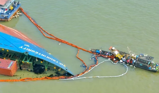 胡志明市港口貨船傾覆，18個集裝箱掉入河中！事故原因查明！