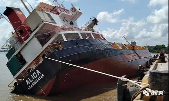 事故丨一船舶傾倒，18個集裝箱落水，事發(fā)越南最大港