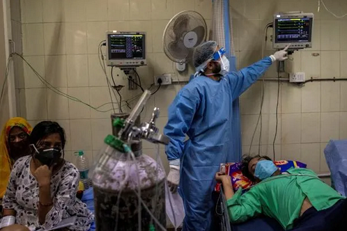 當(dāng)街焚尸、床位難求、日增34萬例……印度疫情全面失控  