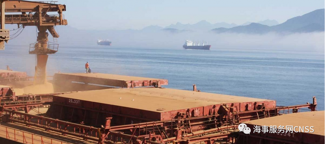 貨船熏蒸, 貨艙接連爆炸!...艙口裂開 濃煙四起