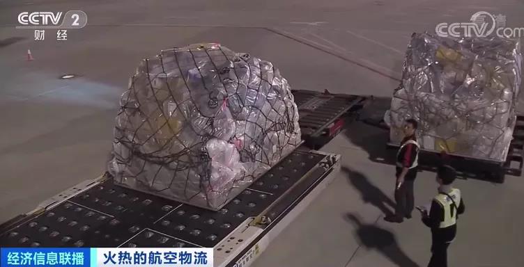 空運(yùn)也要暴漲？航班大面積取消！5座城市機(jī)場出現(xiàn)陽性！一航班被熔斷67次！艙位要提前一周訂！