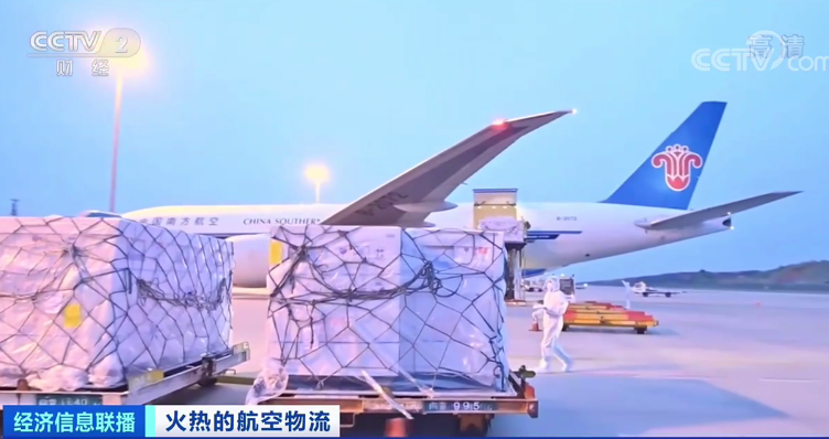 空運(yùn)也要暴漲？航班大面積取消！5座城市機(jī)場出現(xiàn)陽性！一航班被熔斷67次！艙位要提前一周訂！