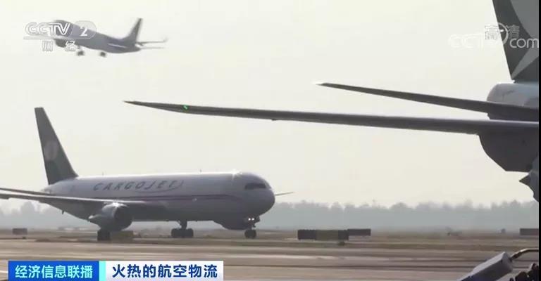 空運(yùn)也要暴漲？航班大面積取消！5座城市機(jī)場出現(xiàn)陽性！一航班被熔斷67次！艙位要提前一周訂！