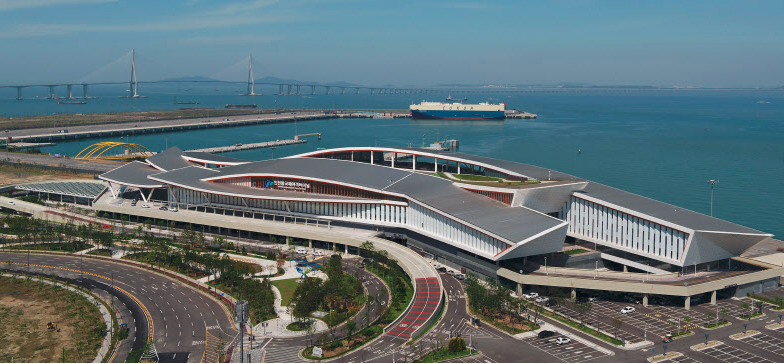 突發(fā)！韓國仁川港, 一中國船員遭集裝箱擠壓身亡! ... 正拔插頭, 一集裝箱突然倒退! ...血的教訓(xùn): 作業(yè)溝通太重要!