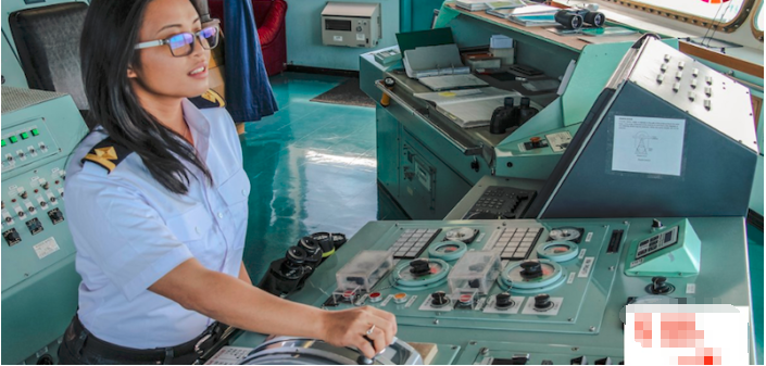 10年！她, 終于坐穩(wěn)馬來西亞首位女船長！執(zhí)掌一艘大型LNG船！...其他女海員沸騰了