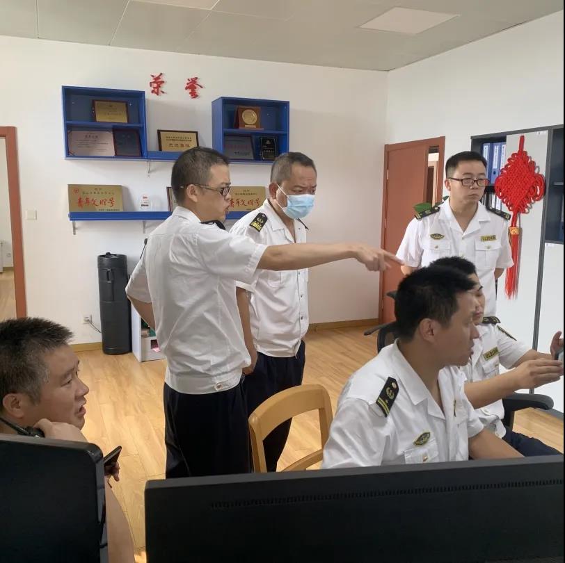 長(zhǎng)江上海段寶山錨地一集裝箱船起火 船上11人全部獲救