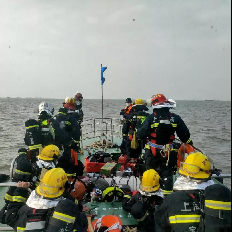 長(zhǎng)江上海段寶山錨地一集裝箱船起火 船上11人全部獲救