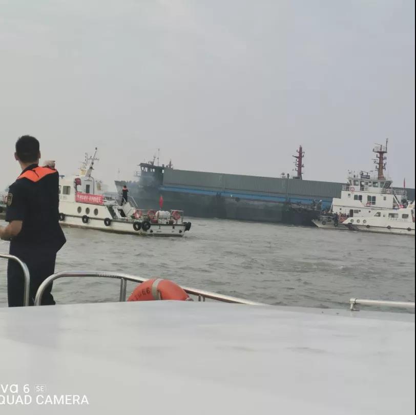 長(zhǎng)江上海段寶山錨地一集裝箱船起火 船上11人全部獲救