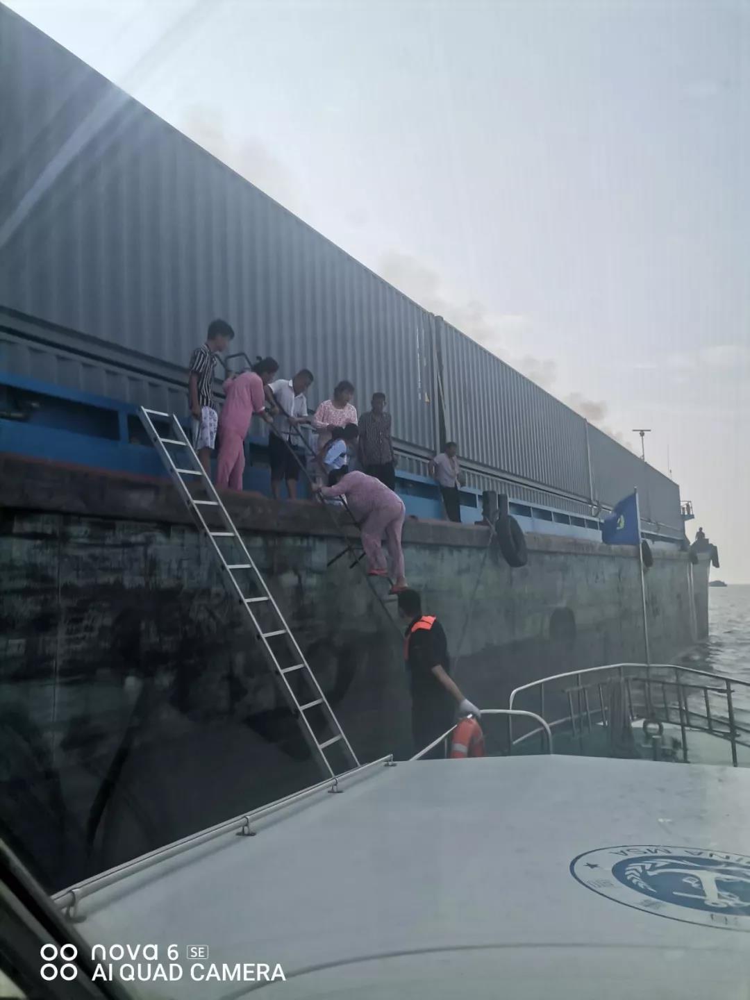 長(zhǎng)江上海段寶山錨地一集裝箱船起火 船上11人全部獲救