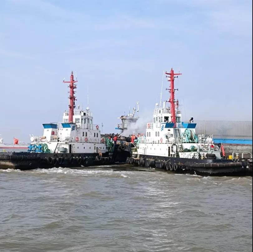 長(zhǎng)江上海段寶山錨地一集裝箱船起火 船上11人全部獲救