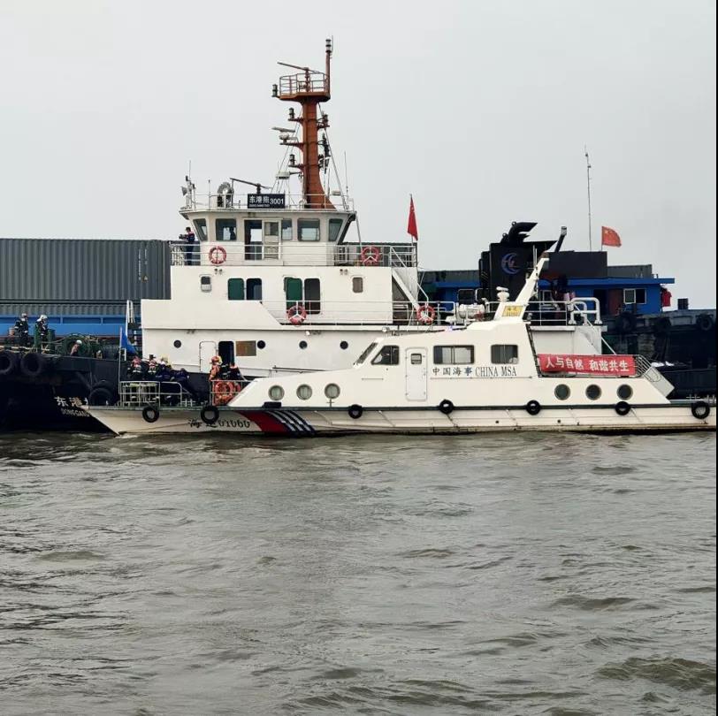 長(zhǎng)江上海段寶山錨地一集裝箱船起火 船上11人全部獲救