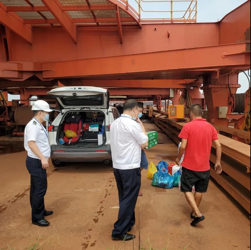 長(zhǎng)江上海段寶山錨地一集裝箱船起火 船上11人全部獲救