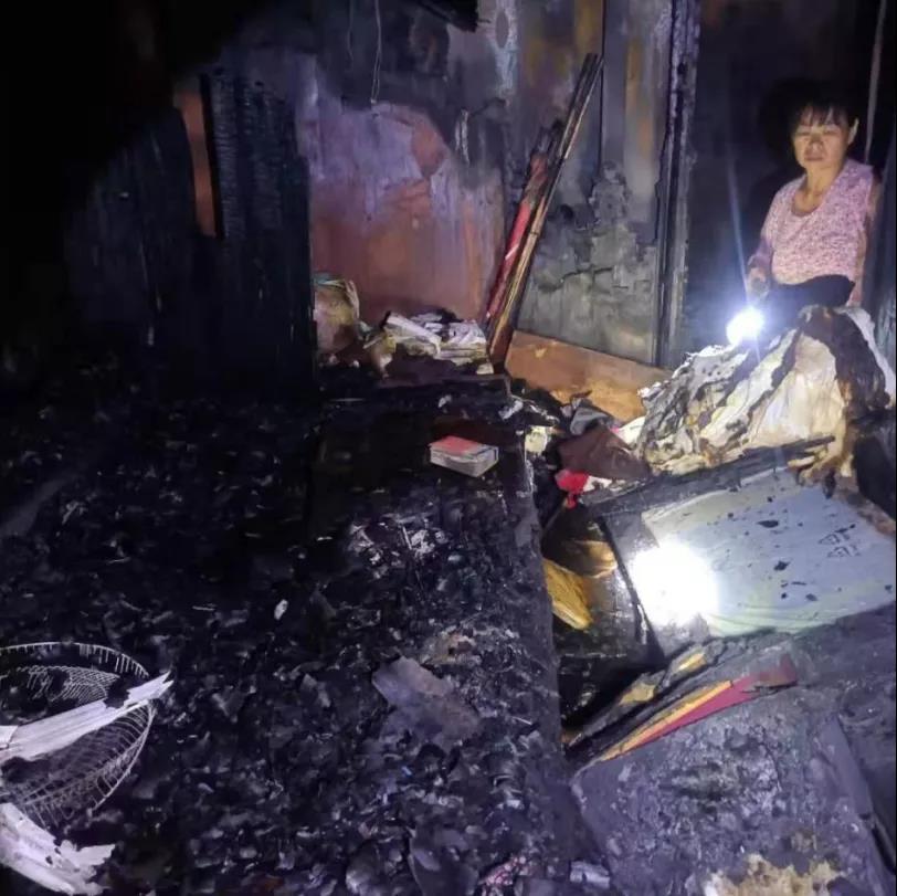 長(zhǎng)江上海段寶山錨地一集裝箱船起火 船上11人全部獲救