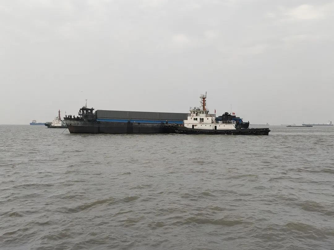 長(zhǎng)江上海段寶山錨地一集裝箱船起火 船上11人全部獲救