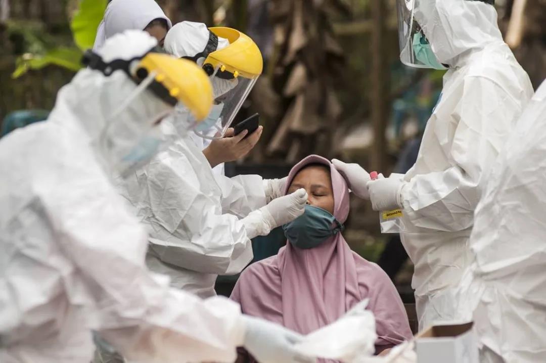 解封鎖，保經(jīng)濟！東南亞多國走向“與病毒共存”，向疫情“妥協(xié)”……