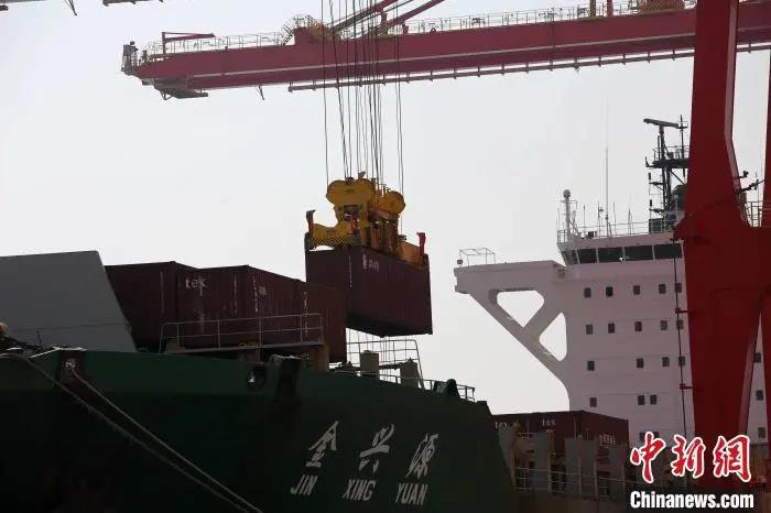 全球首個順岸開放式全自動化集裝箱碼頭正式啟用