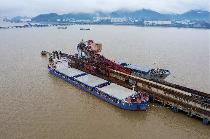 全國首制2艘服務(wù)長江中游1.4萬噸特定航線江海直達(dá)散貨船投入運營