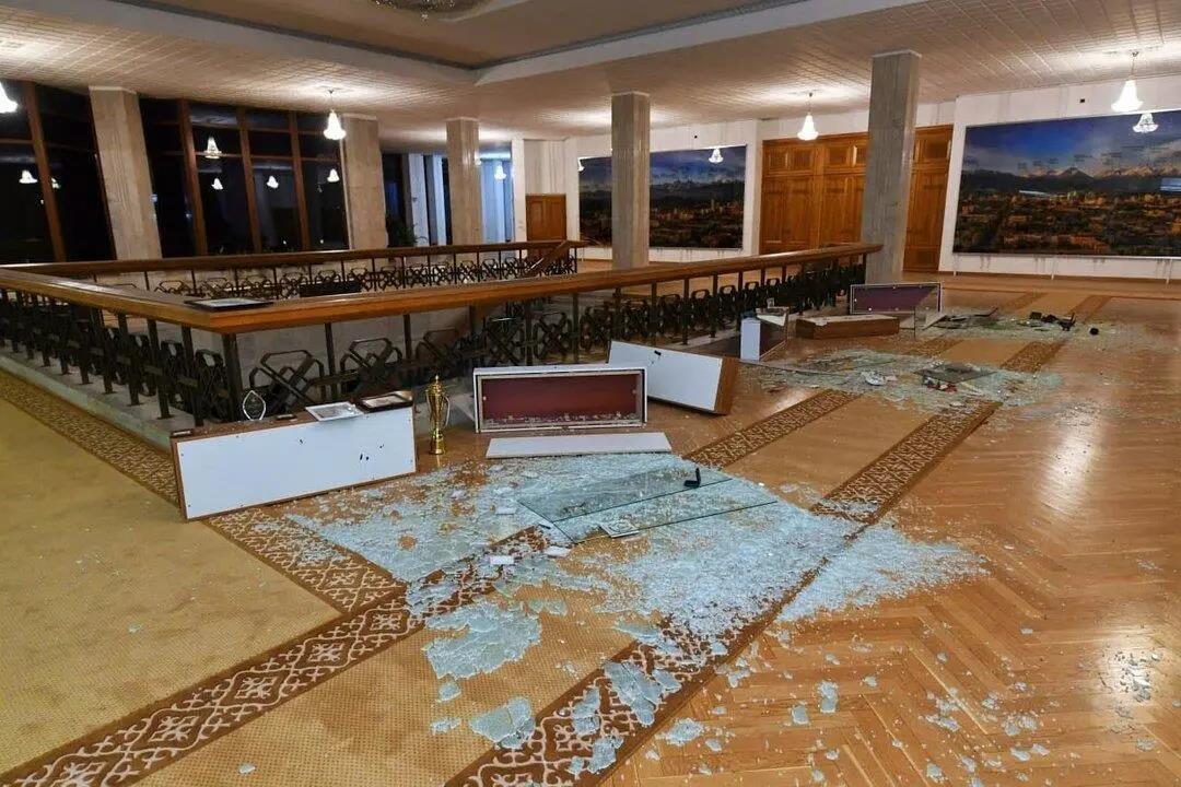 燒警車、砸商店！網(wǎng)絡中斷，社交媒體、即時通訊、網(wǎng)頁網(wǎng)站等全部無法訪問，這個國家客戶處于失聯(lián)狀態(tài)！