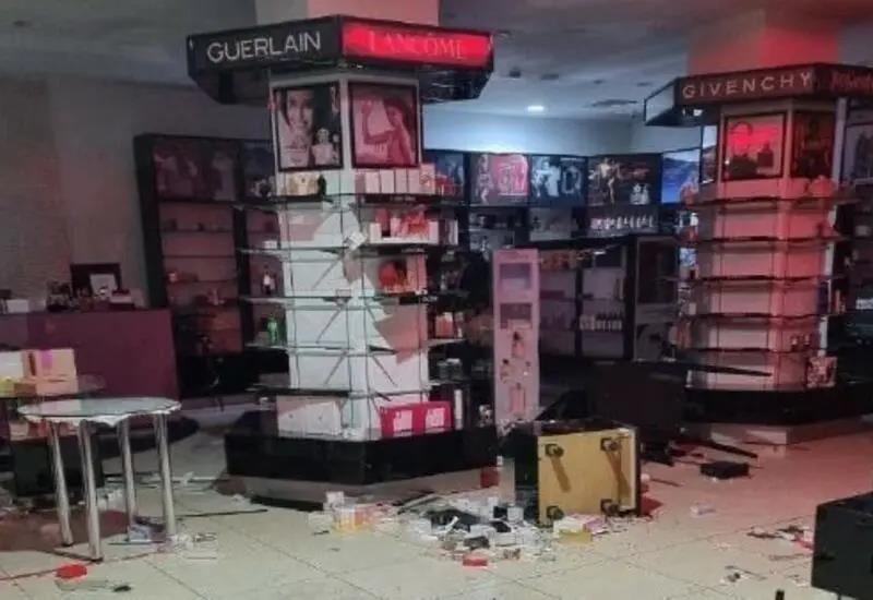 燒警車、砸商店！網(wǎng)絡中斷，社交媒體、即時通訊、網(wǎng)頁網(wǎng)站等全部無法訪問，這個國家客戶處于失聯(lián)狀態(tài)！