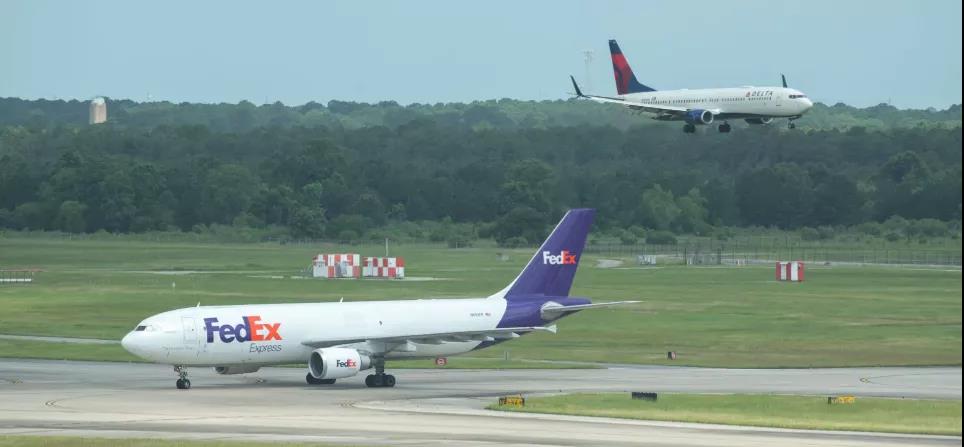 美國航空公司表示因5G服務(wù)的推出，將不得不取消1000多個航班，有些飛機將無限期停飛