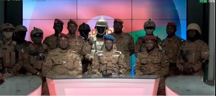 突發(fā)！國家政變，軍方解散政府，總統(tǒng)被關(guān)押！全國宵禁、學(xué)校停課2天，中國使館緊急提醒！