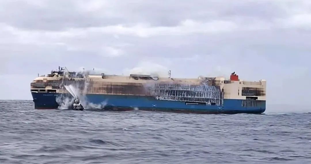 連燒七天！一艘滿載數(shù)千輛豪車的貨船在大西洋突發(fā)起火，有保時(shí)捷、奧迪、賓利......