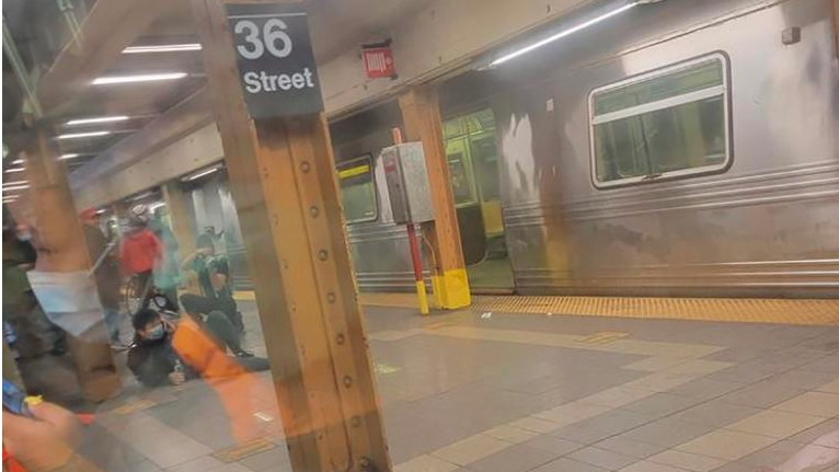 可怕！剛剛，美國(guó)地鐵站多人遭槍擊！