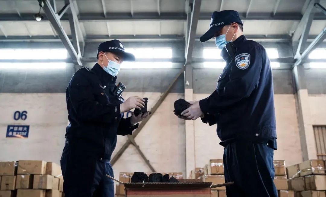 剛剛判了！整整142個集裝箱！“包通關(guān)”偽報品名3000噸特大走私出口案